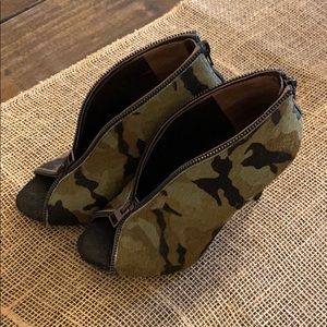 Open toe stiletto booties with zipper detail.